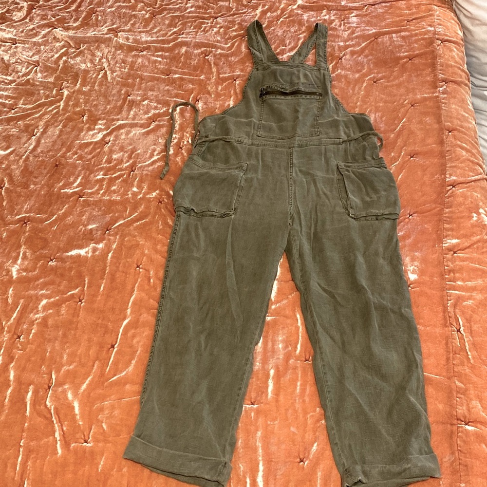 Free people, green khaki linen stretch overalls with drop hip in size small.